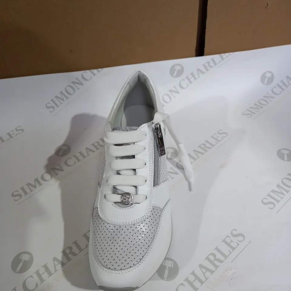 MODA WHITE TRAINERS SIZE 6