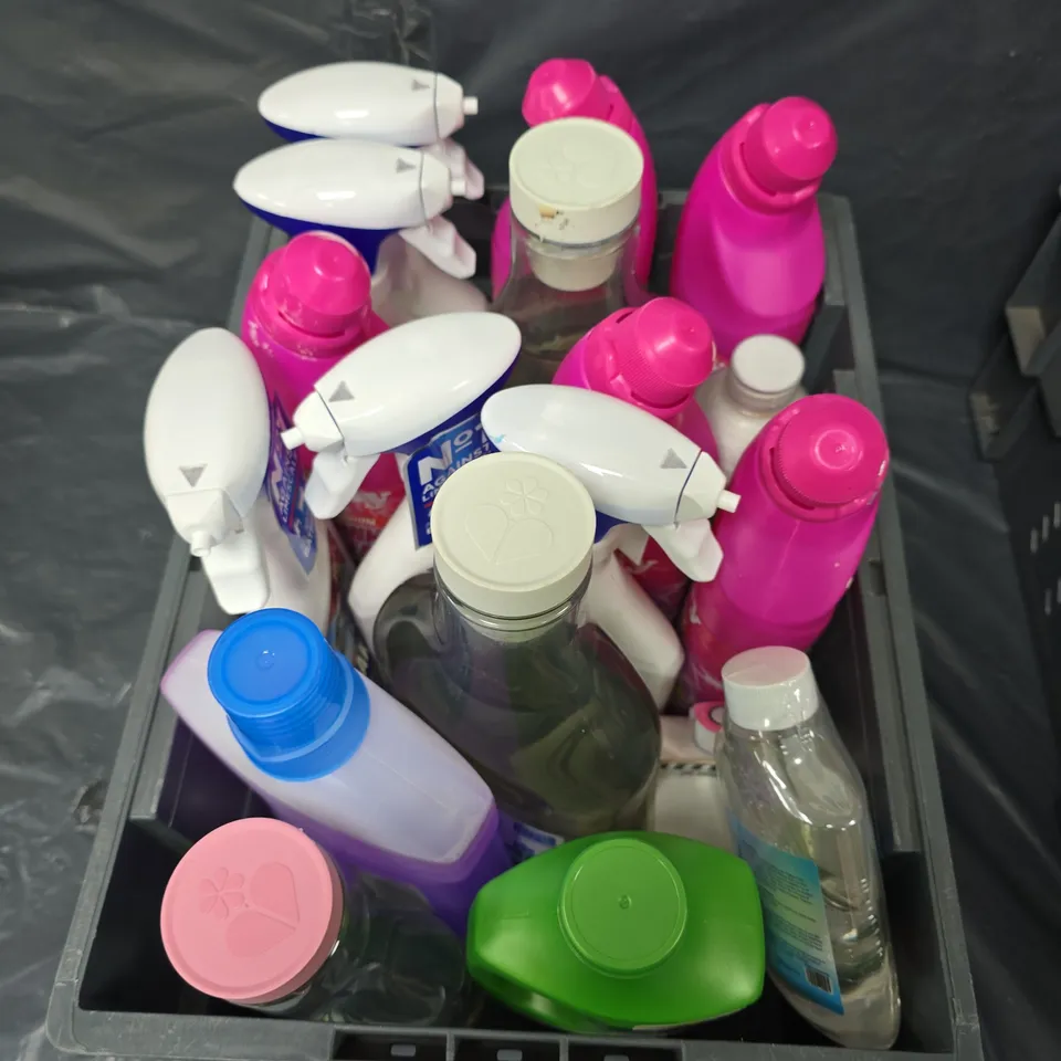 APPROXIMATELY 15 ASSORTED HOUSEHOLD CLEANING PRODUCTS TO INCLUDE FLASH, LAUNDRY DETERGENT, BLEACH ETC 