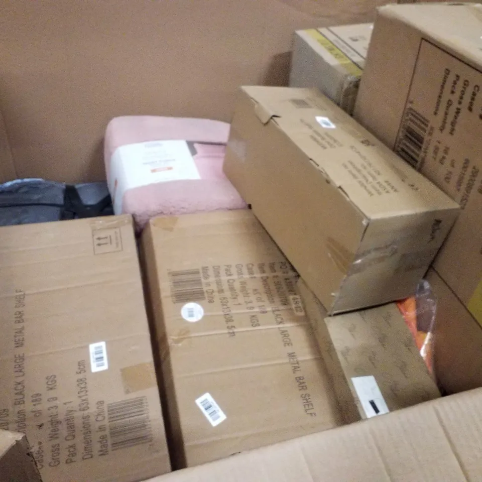 PALLET CONTAINING ASSORTED PRODUCTS INCLUDING BEDSIDE TABLES, DUVET SETS, METAL BAR SHELF & DINO BOBBLE RIDE-ON 