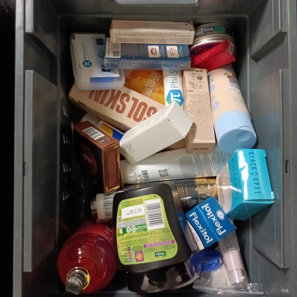 APPROXIMATELY 25 ASSORTED COSMETICS ITEMS TO INCLUDE MAGNESIUM BATH SALTS, TREPADORA CURL THERAPY AND REPROOFING SPRAY