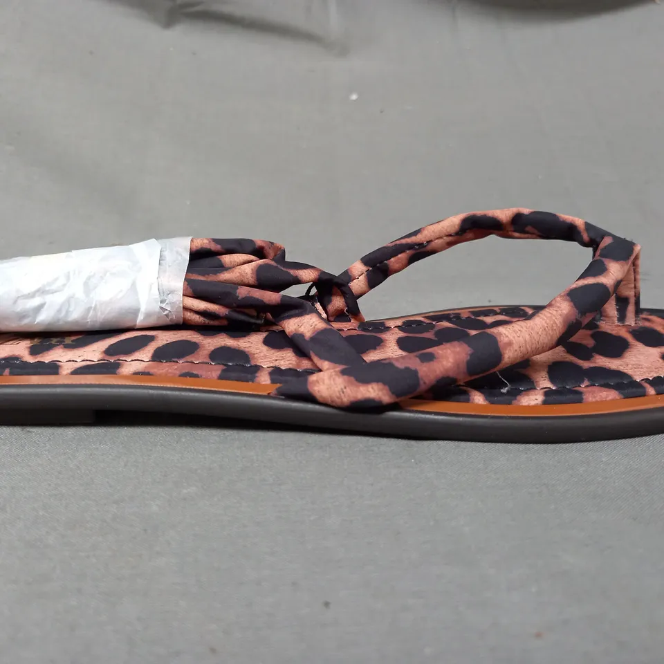 PAIR OF ZARA TOE-POST FLAT SANDALS IN LEOPARD PRINT EU SIZE 38