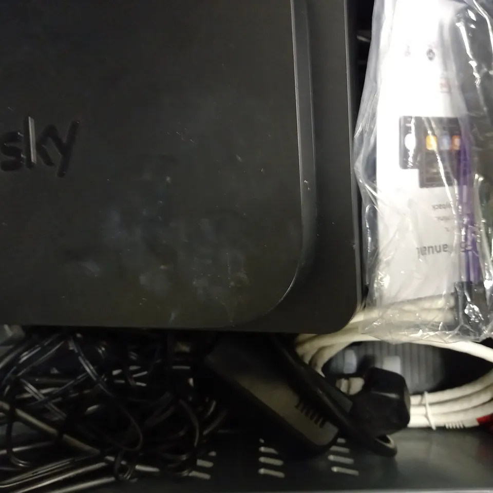 LOT OF APPROXIMATELY 10 ASSORTED ELECTRICAL ITEMS, TO INCLUDE HDMI CABLE, ROUTER, AC ADAPTER, ETC