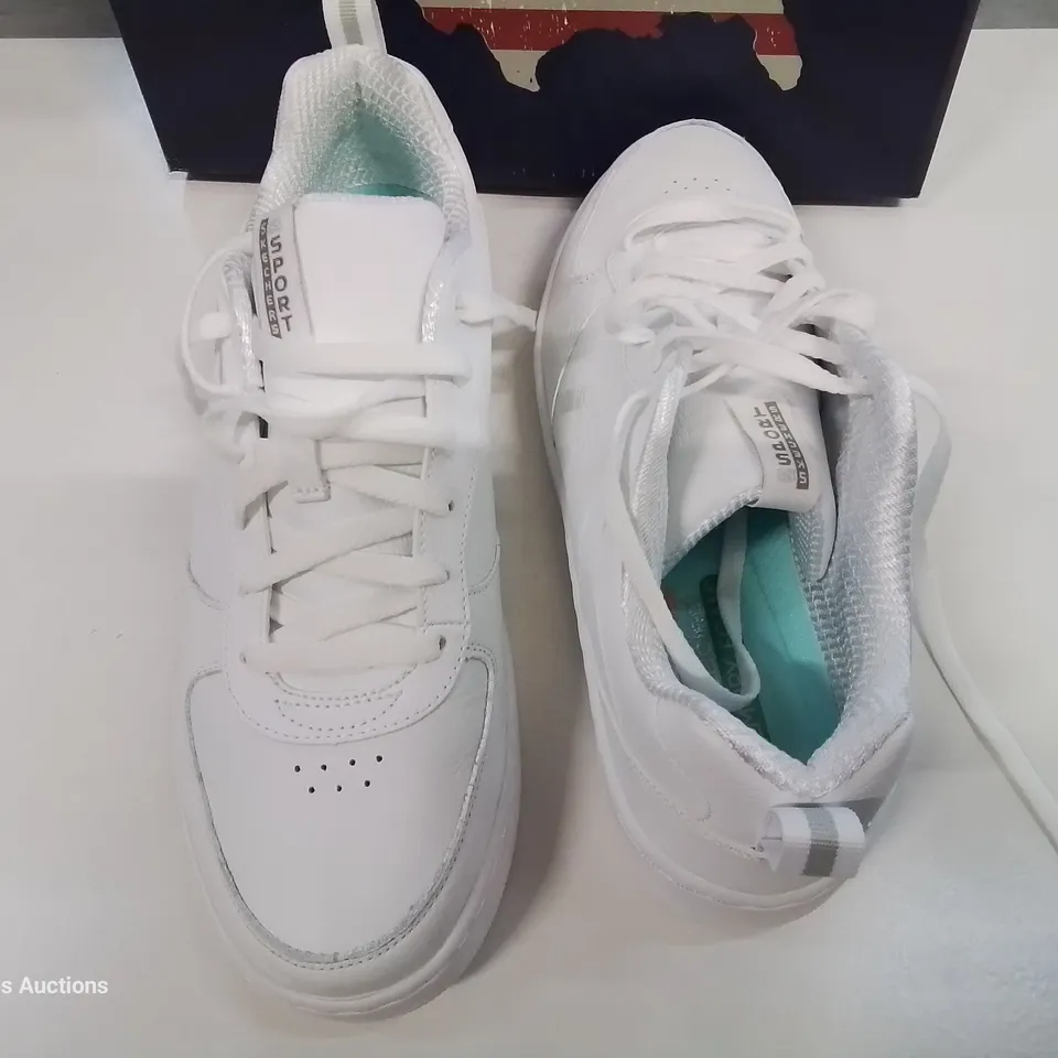 BOXED PAIR OF SKECHERS WHITE TRAINERS - UK 7