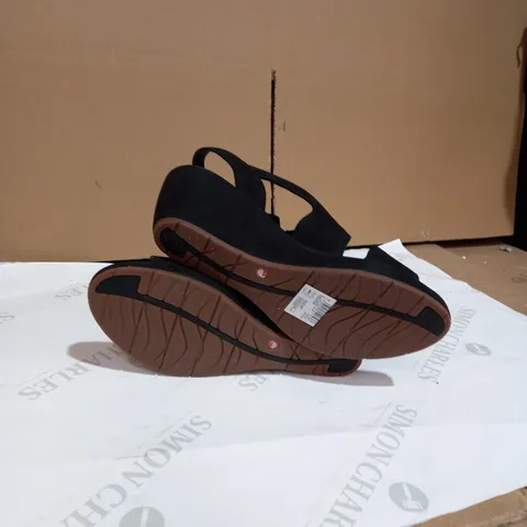OUTLET CLARKS UN PLAZA CROSS SLINGBACK SANDAL STANDARD FIT - UK SIZE 6, BLACK NUBUCK