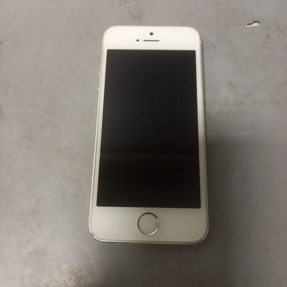 APPLE IPHONE 5S IN WHITE/SILVER