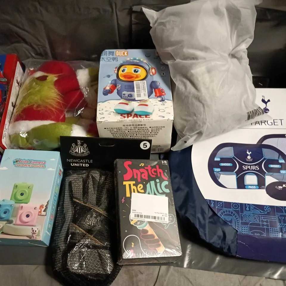 LARGE ASSORTMENT OF CHILDREN'S TOYS, GAMES & PLUSH ITEMS