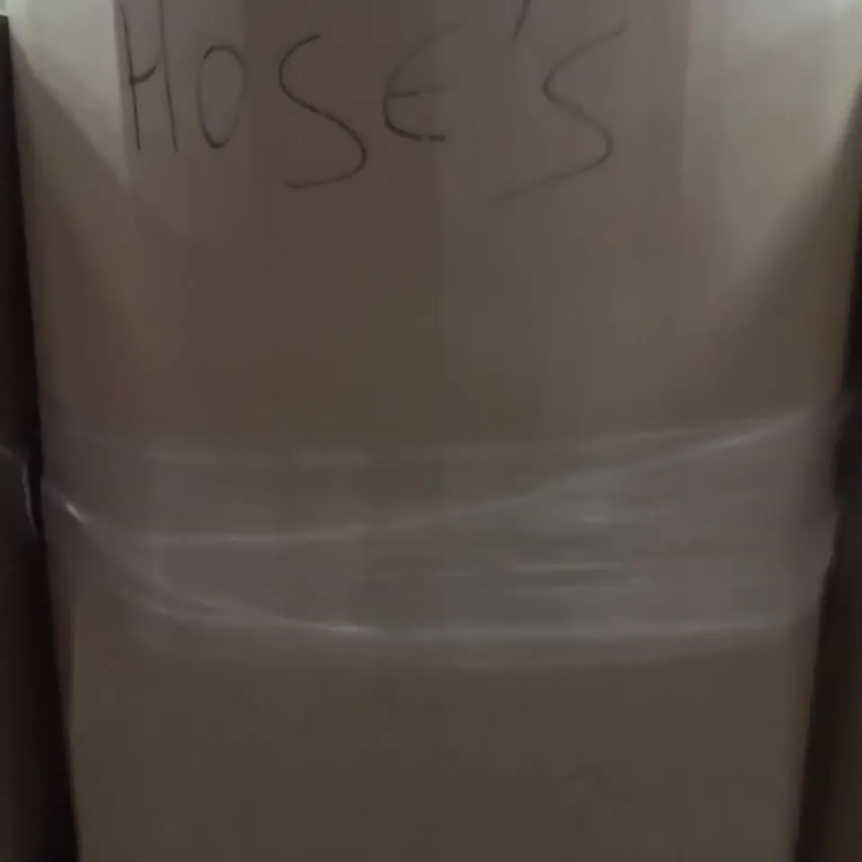 PALLET CONTAINING A LARGE QUANTITY OF HOSES