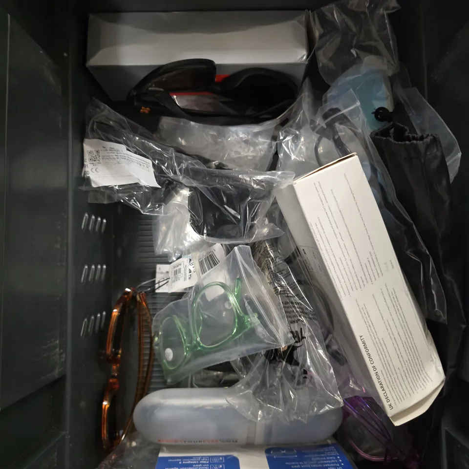 APPROXIMATELY 15 ASSORTED GLASSES/SUNGLASSES IN VARIOUS DESIGNS 