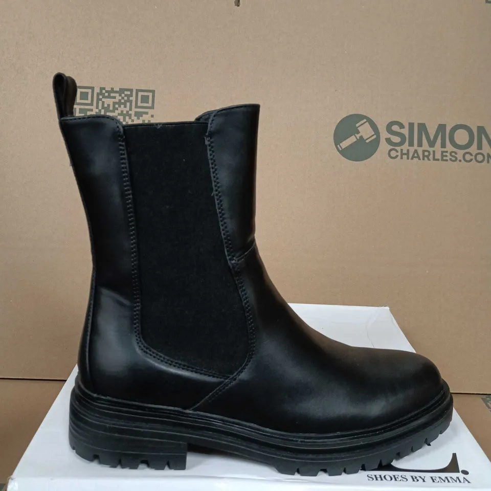 BOXED PAIR OF SHOES BY EMMA GABRIELLE BLACK PU CHELSEA BOOTS – SHOES BY EMMA, UK 7