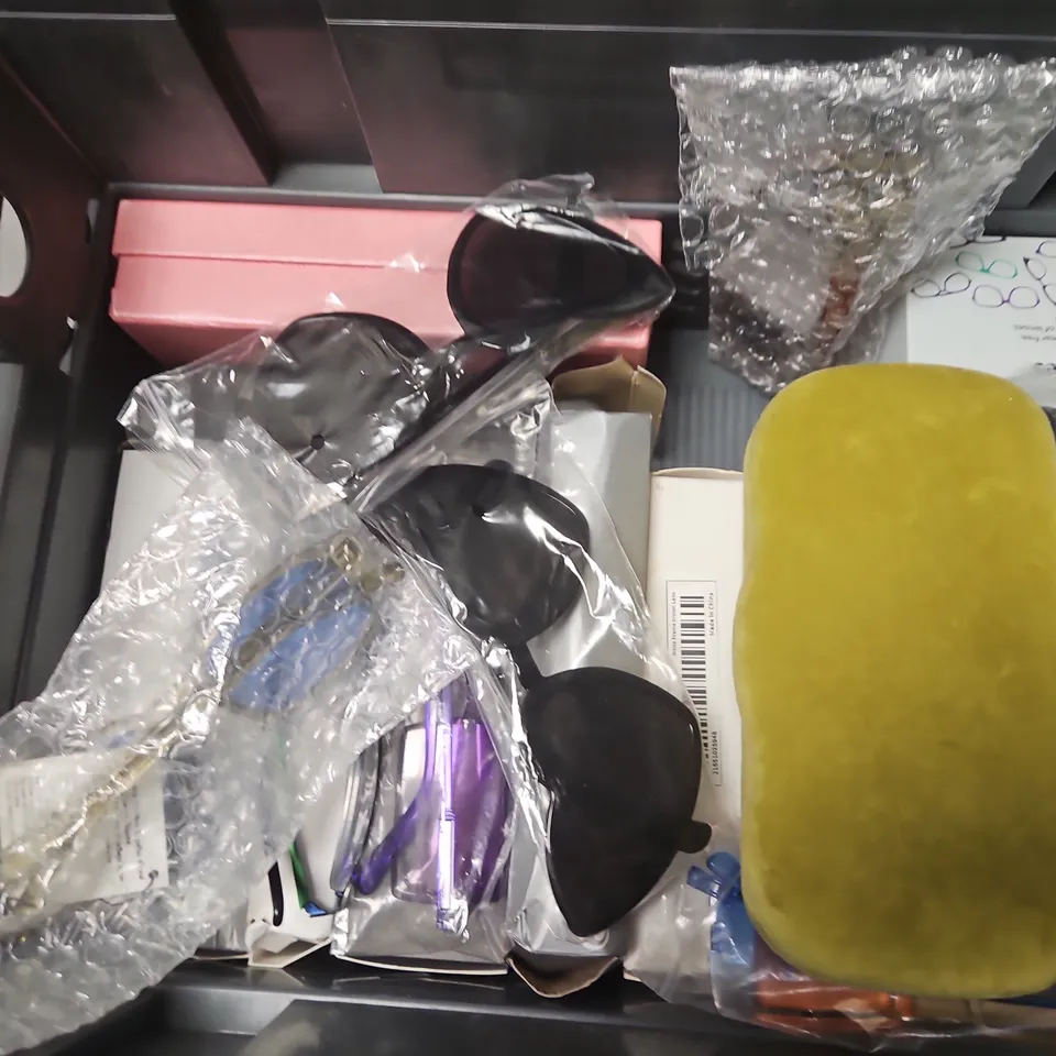 APPROXIMATELY 15 ASSORTED SUNGLASSES/SPECTACLES IN VARIOUS DESIGNS TO INCLUDE MELLER, SHEIN, LOJUBI, ETC