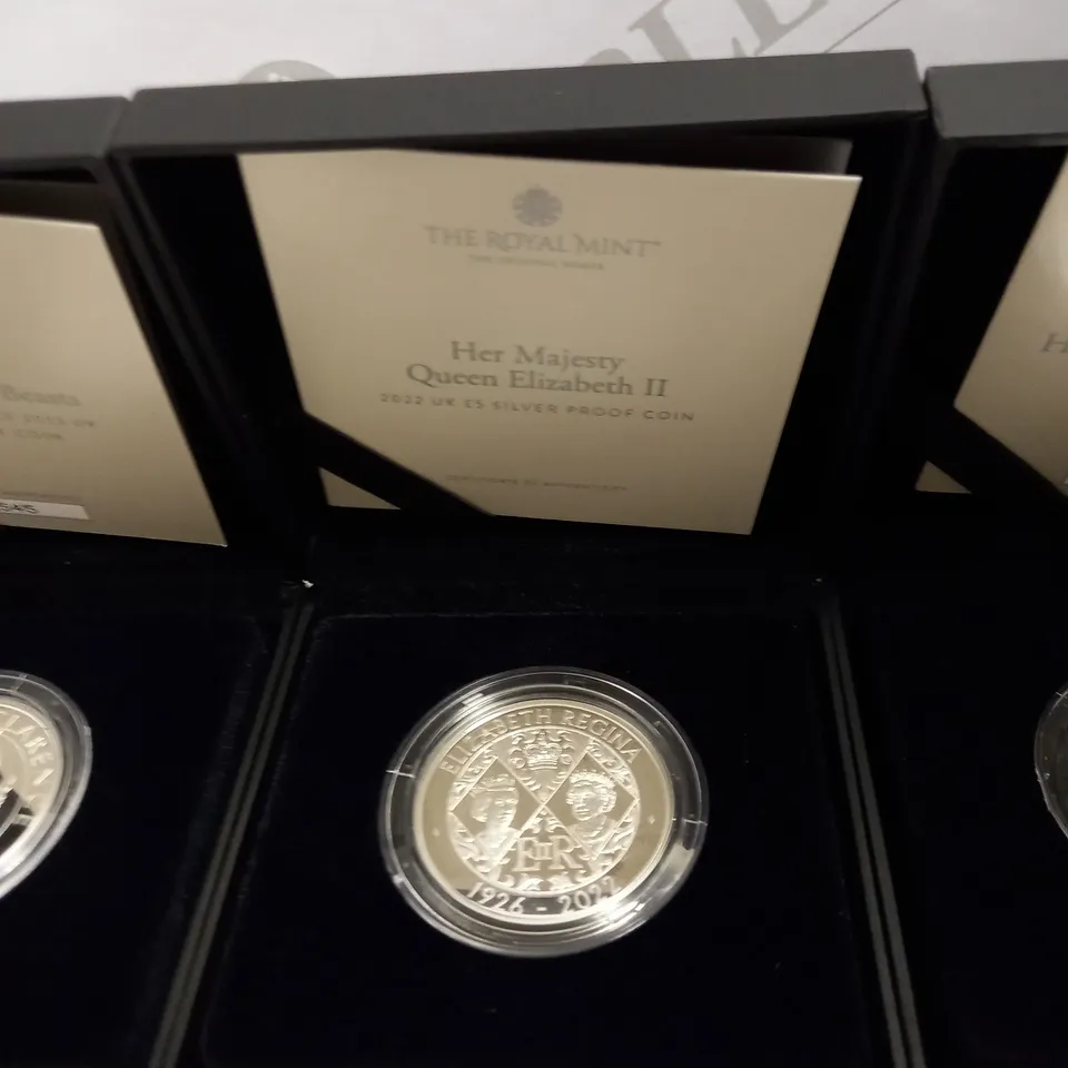 SET OF 3 COMMEMORATIVE COINS, DESIGNS VARY 