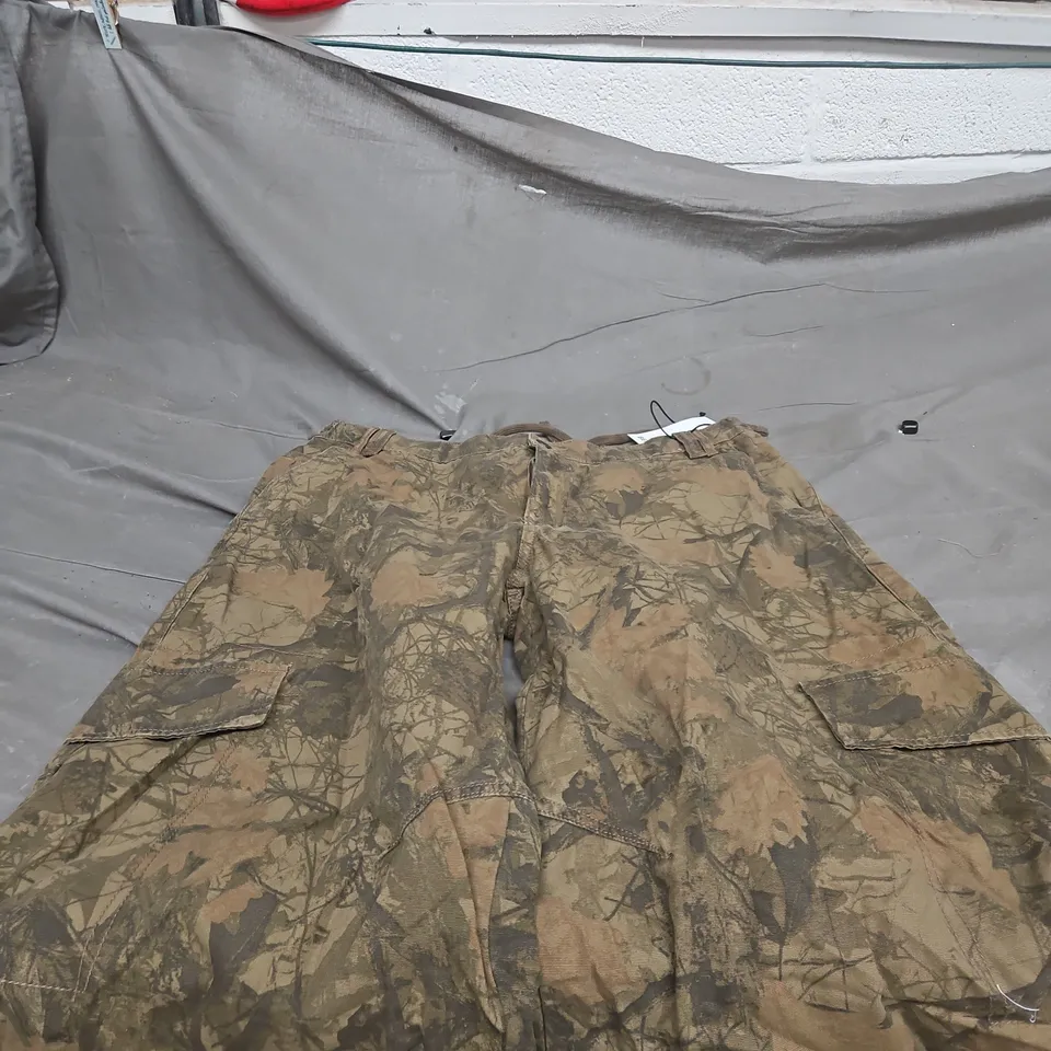 BERSHKA MEN'S CAMOUFLAGE CARGO SHORTS – UK 30 (MEX 30)