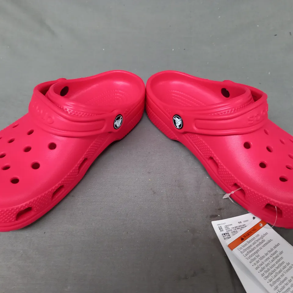 BOXED PAIR OF CROCS CLASSIC KIDS CLOGS IN RED UK SIZE J3