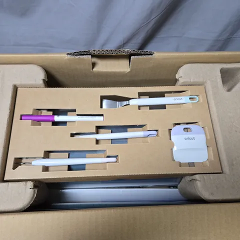 CRICUT MAKER 4 ESSENTIALS BUNDLE