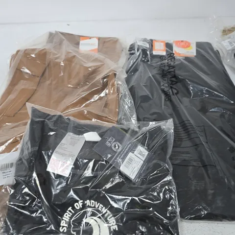 APPROXIMATELY 26 ASSORTED BRAND NEW REGATTA CLOTHING ITEMS IN VARIOUS SIZES, STYLES & COLOURS TO INCLUDE CARGO TROUSERS, L/S RASH VEST ETC 