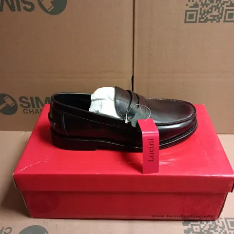 BOXED PAIR OF LUCINI LEATHER SADDLE LOAFERS - 6