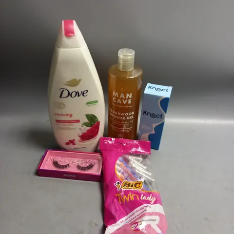 BOX OF APPROXIMATELY 20 COSMETIC ITEMS TO INCLUDE - DOVE BODY WASH - BIC TWIN LADY RAZORS - MANCAVE SHOWER GEL - ETC