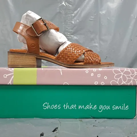 BOXED PAIR OF MOSHULU OPEN TOE LOW BLOCK HEEL SANDALS IN TAN SIZE UK 5