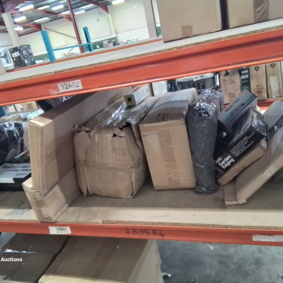 LOT TO CONTAIN APPROXIMATELY 25 ITEMS TO INCLUDE A CAMPING BED, GARDEN FENCE EDGING, CABIN SIZE SUITCASE, POOL COVER, MULTI PURPOSE TORCH, GARDEN KNEELER ETC.