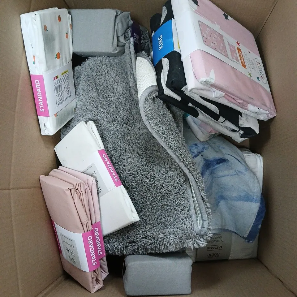 BOX OF APPROXIMATELY 10 ASSORTED BEDDING & SOFT FABRICS ITEMS TO INCLUDE - CUSHION - TOWEL - SUPER KING DUVET SET - ETC