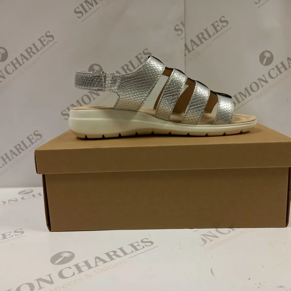 BOXED PAIR OF CUSHION WALK ONE TOUCH CLOSE SANDALS IN SILVER - SIZE 5