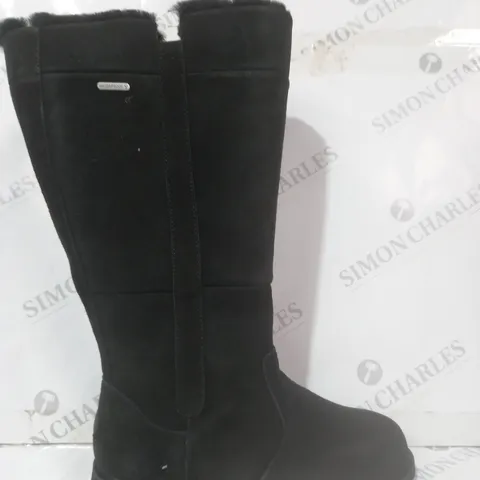 BOXED PAIR OF EMU AUSTRALIA MOONTA BOOTS IN BLACK SIZE 6