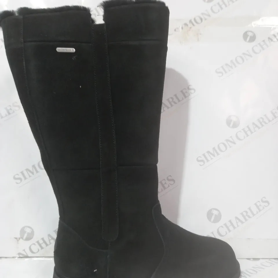 BOXED PAIR OF EMU AUSTRALIA MOONTA BOOTS IN BLACK SIZE 6