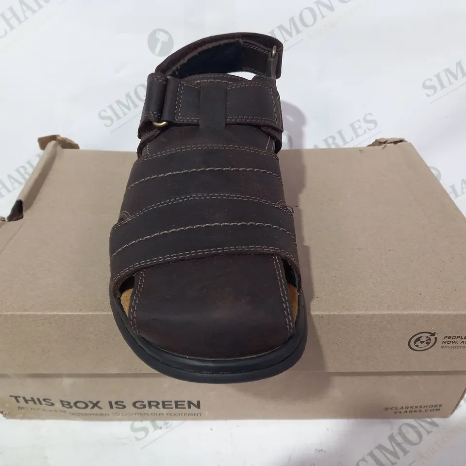 BOXED PAIR OF CLARKS HAPSFORD COVE SANDALS IN BROWN UK SIZE 8.5