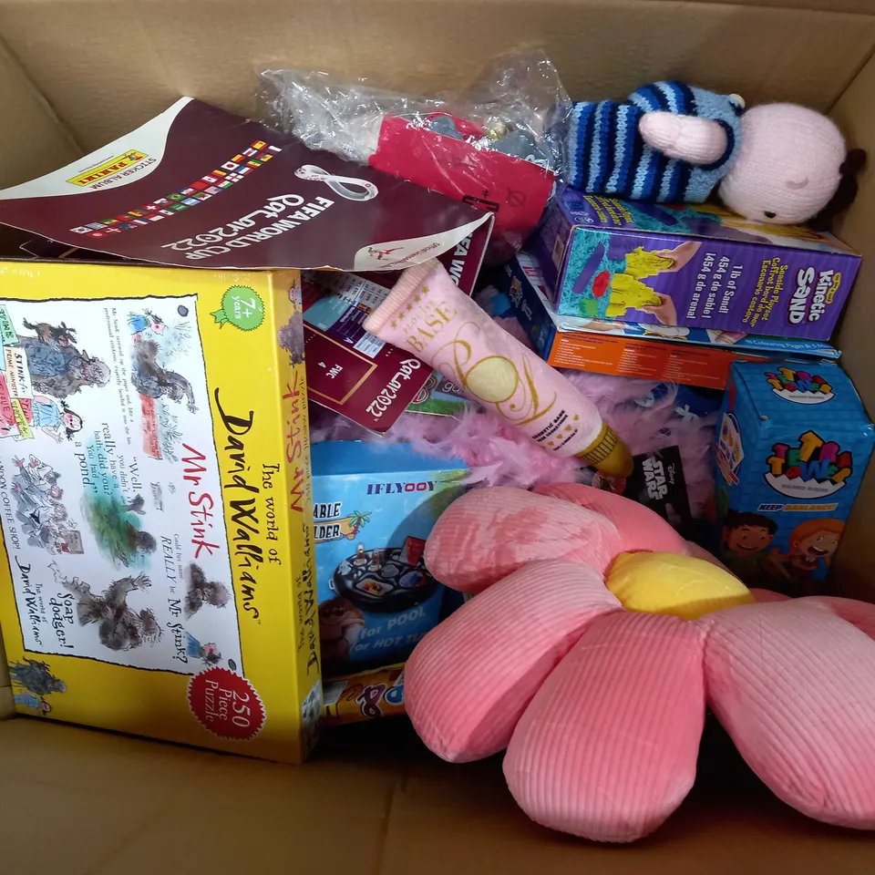 BOX OF APPROXIMATELY 20 ASSORTED TOYS & GAMES TO INCLUDE NINTENDO SWITCH JOY CON WHEEL PAIR, KNITTED PLUSHES, VARIOUS PUZZLE SETS, ETC