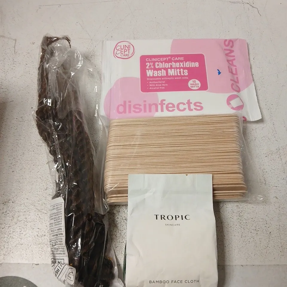 APPROXIMATELY 10 ASSORTED HEALTH & BEAUTY PRODUCTS TO INCLUDE WASH MITTS, FACE CLOTH, BRAIDS ETC 
