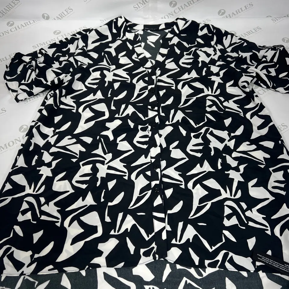 ROMAN V NECK BUTTONED TOP IN BLACK AND WHITE SIZE 18