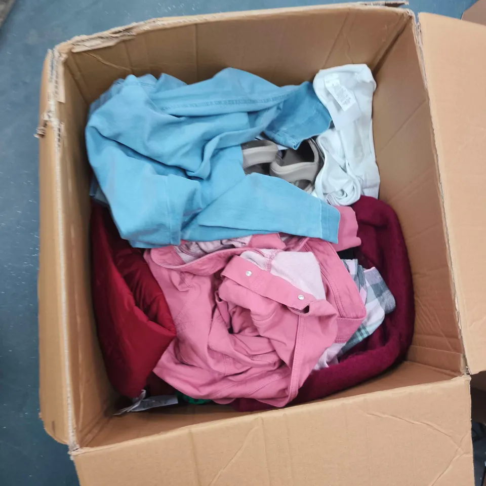BOX OF APPROXIMATELY 25 ASSORTED CLOTHING ITEMS TO INCLUDE: AMERICAN TOURIST BACKPACK