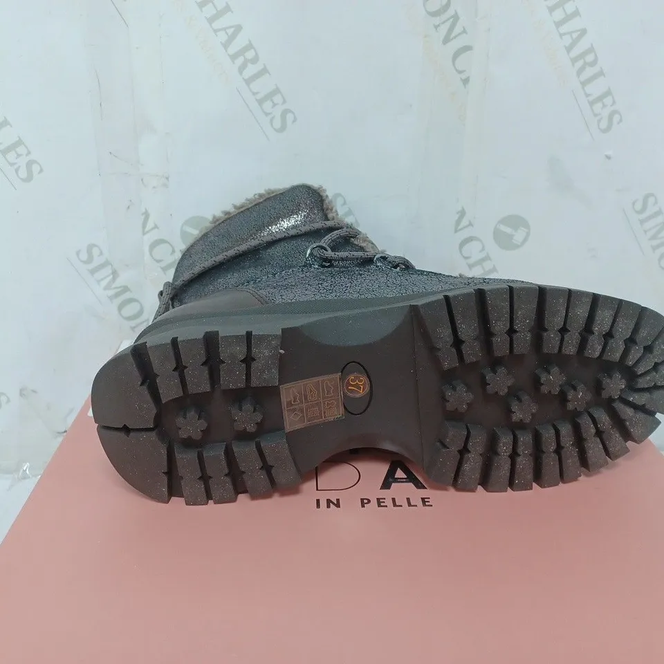 BOXED PAIR OF MODA IN PELLE ZERMATT BOOTS IN BROWN SIZE 4 