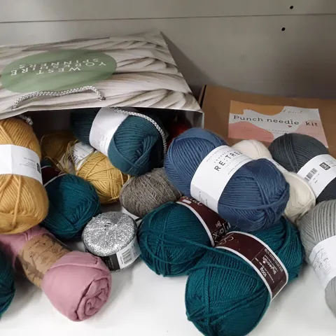 LOT OF ASSORTED SEWING ITEMS IN VARIOUS COLOURS TO INCLUDE CHUNKY ROVING WOOL