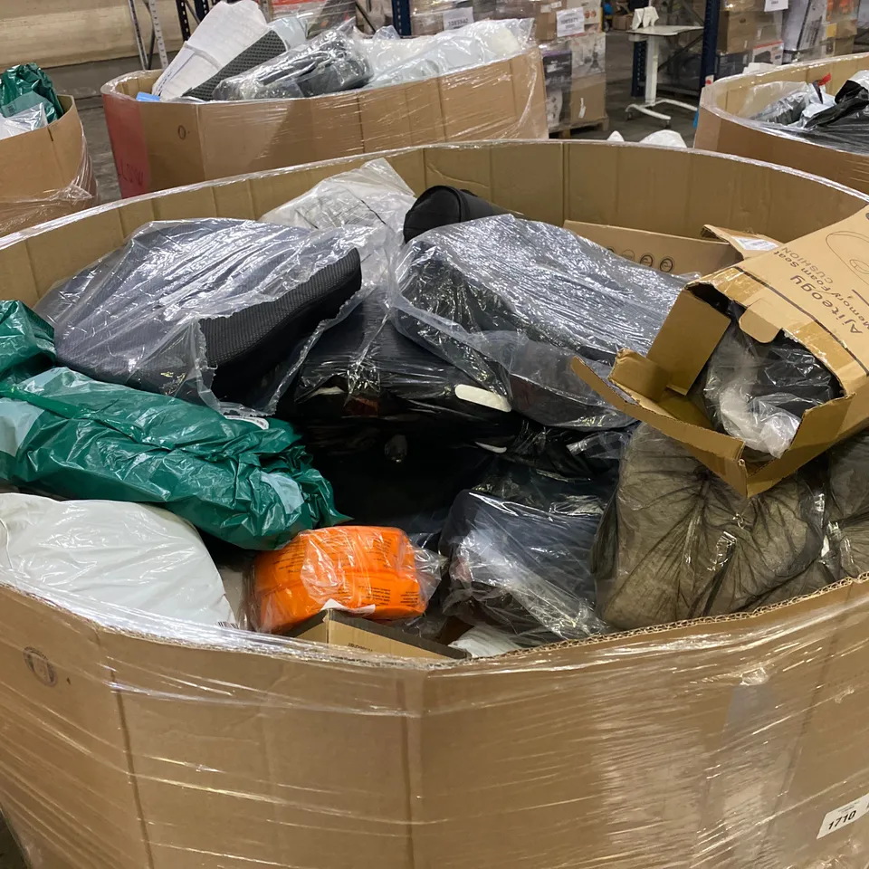 PALLET TO CONTAIN A LARGE ASSORTMENT OF PILLOWS AND CUSHIONS // BRANDS MAY VARY