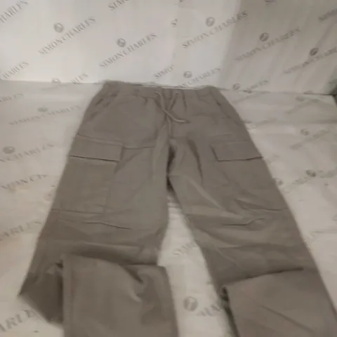 SMALL BERSHKA GREY CARGOS