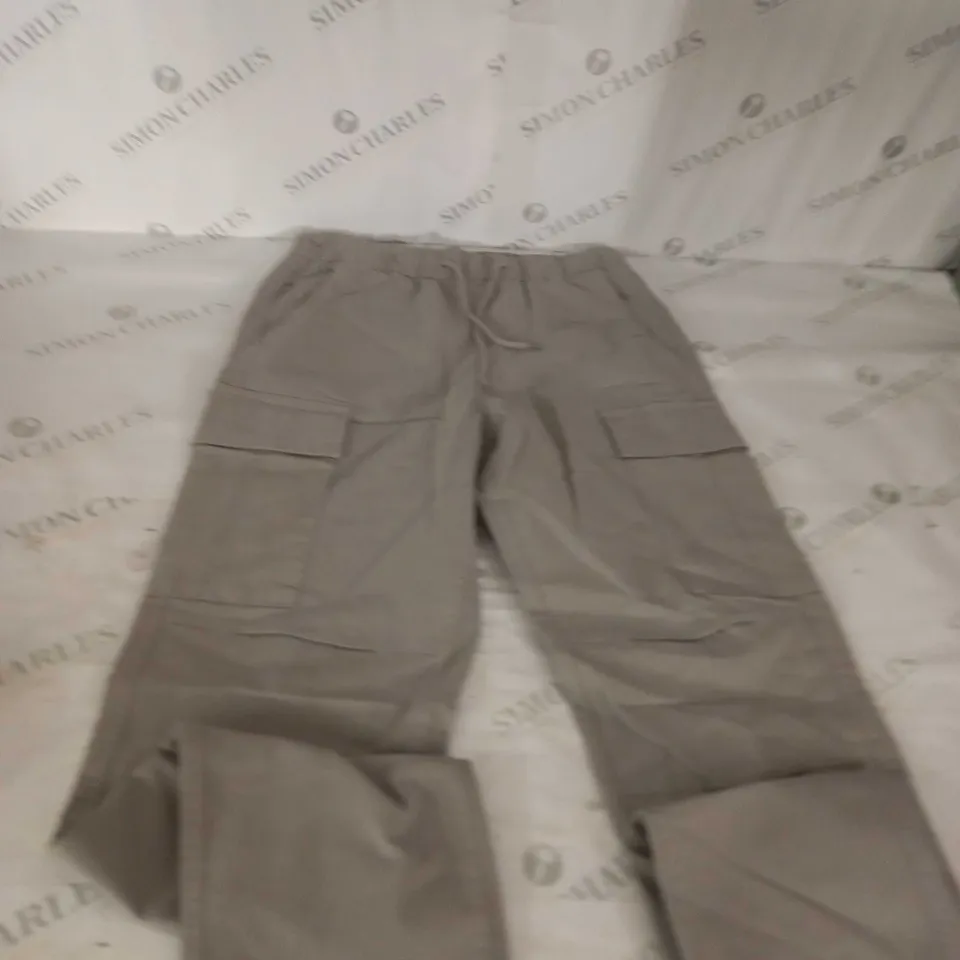 SMALL BERSHKA GREY CARGOS 