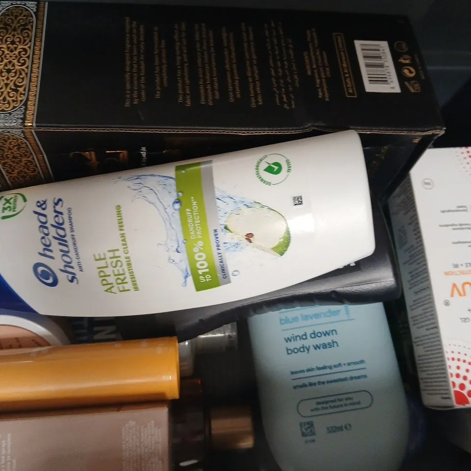 APPROXIMATELY 15 ASSORTED COSMETIC ITEMS INCLUDING VARIOUS MAKES AND BRANDS - COLLECTION ONLY