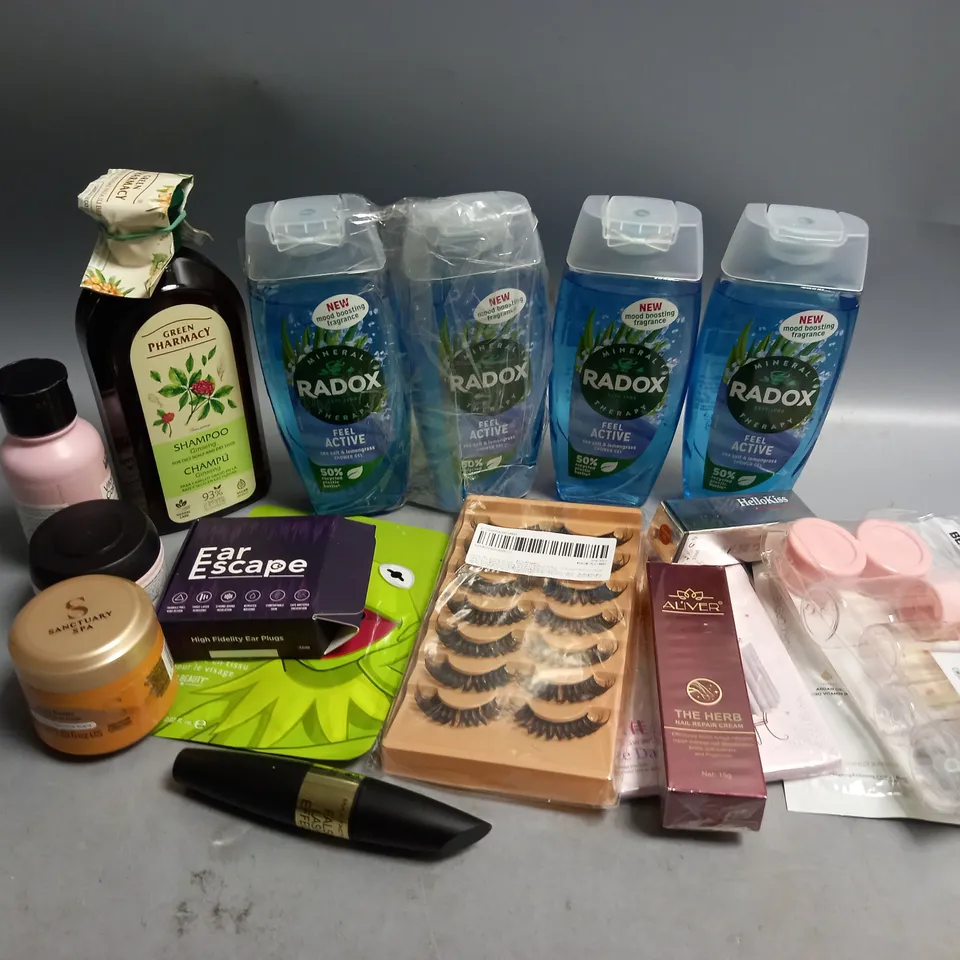 APPROXIMATELY 30 ASSORTED HEALTH AND BEAUTY PRODUCTS TO INCLUDE HELLO KISS LIP GLOW OIL, ALIVER THE HERB NAIL REPAIR CREAM, RADOX SHOWER GEL, GREEN PHARMACY SHAMPOO 