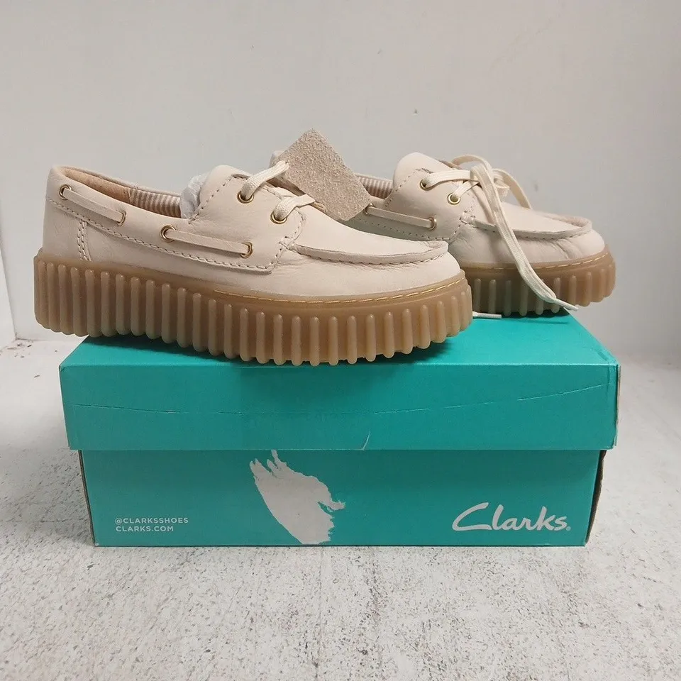 BOXED PAIR OF CLARKS TORHILL BOAT SHOES IN CREAM SIZE UK 5