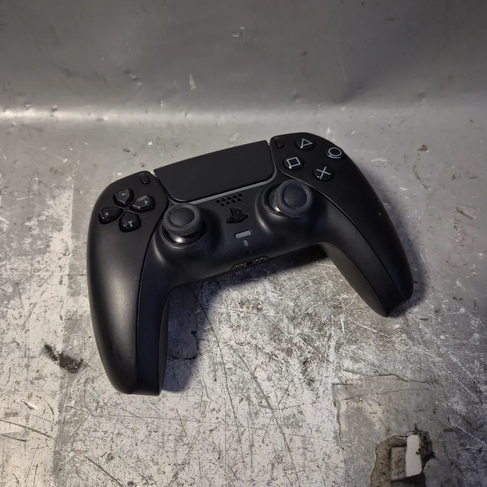 PLAYSTATION 5 WIRELESS CONTROLLER IN BLACK 
