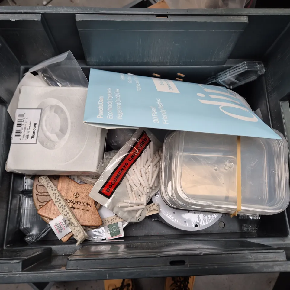 APPROXIMATELY 15 ASSORTED HOUSEHOLD ITEMS TO INCLUDE REPLACEMENT SHOWER HEAD, DIP LAUNDRY SHEETS AND TINY & FAST AIR PUMP