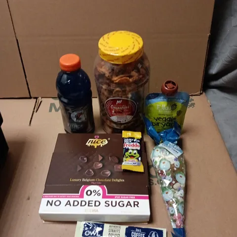 APPROXIMATELY 15 ASSORTED FOOD AND DRINK ITEMS TO INCLUDE - ELLA'S KITCHEN VEGGIE BIRYANI, GATORADE FIERCE THIRST QUENCHER AND TONY'S CHOCOLONELY CHOCOLATE BAR