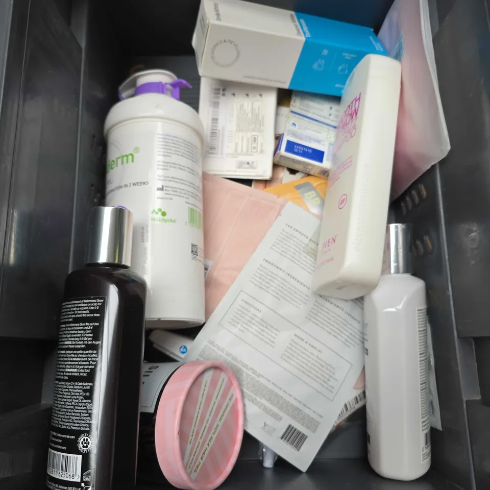APPROXIMATELY 20 ASSORTED HEALTH & BEAUTY PRODUCTS TO INCLUDE PANTENE SHAMPOO, EPADERM CREAM AND DR SQUATCH BODY WASH