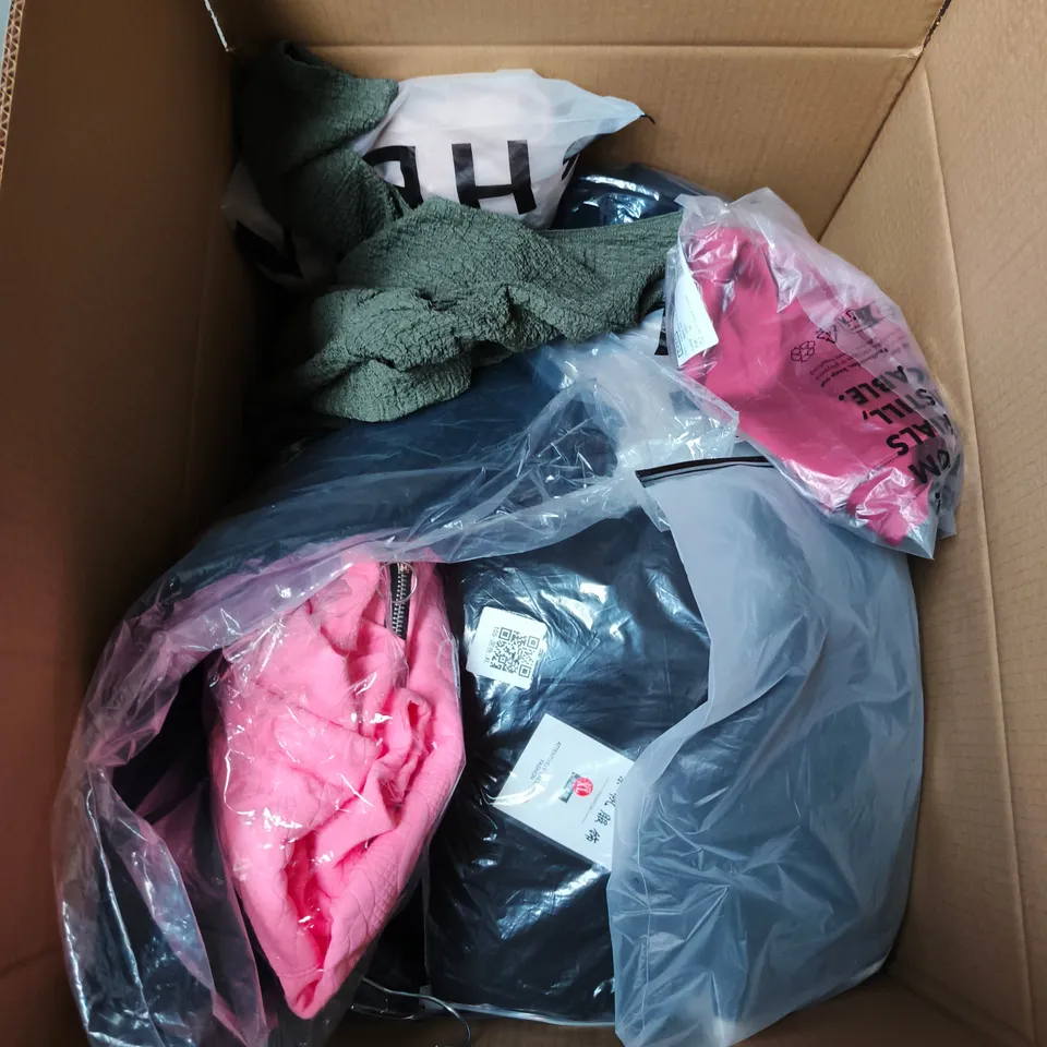 BOX OF APPROXIMATELY 28 ASSORTED CLOTHING ITEMS TO INCLUDE TITLEIST CAP, JEANS, JOGGERS, KNITTED JUMPER ETC
