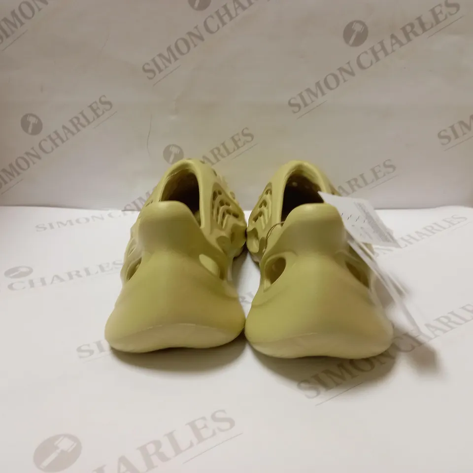 ADIDAS YEEZY FOAM RUNNERS SIZE 9