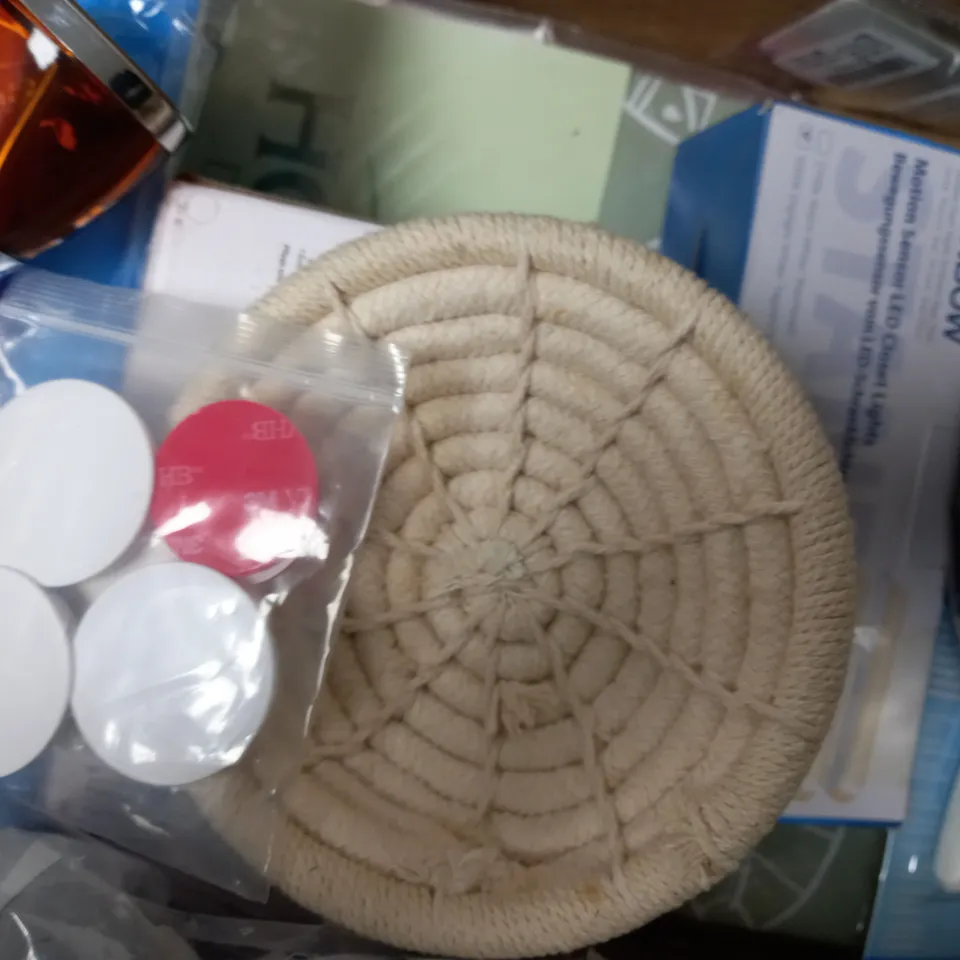 APPROXIMATELY 20 ASSORTED ITEMS TO INCLUDE KIDS SCHOOL BAG, CAT MOTION TOY, ELE3CTRIC BUG ZAPPER, CHILDREN'S DIGITAL CAMERA ETC. 