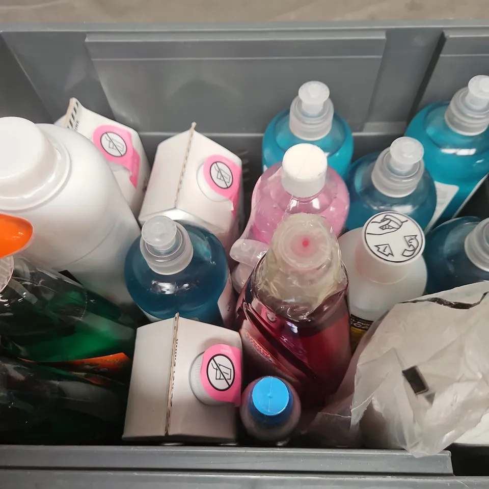 APPROXIMATELY 15 ASSORTED LIQUIDS TO INCLUDE YASS CLEAN FRESHENER, SMOL WASHING UP LIQUID, ELBOW GREASE, ETC