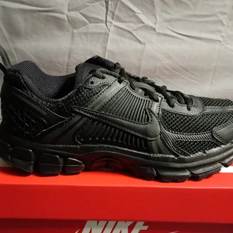 BOXED PAIR OF NIKE VOMERO 5 (GS) KIDS' RUNNING SHOES – UK 5Y, BLACK