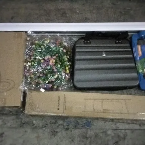 PALLET OF ASSORTED ITEMS INCLUDING TOILET SEAT, NAVARIS BAMBOO TOWEL LADDER, FLOWER WREATH, LAPTOP BAG, ROLLER BLIND, GRΓNTEK SPRINKLER